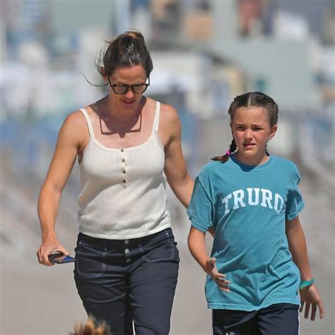 jennifer garner in a bikini|Coastal Queen! Jennifer Garner Was Made for a Bikini: See Her。